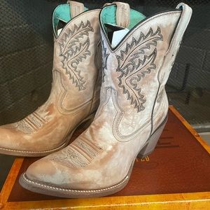 NIB Corral Rose Embroidery Boots- 8.5